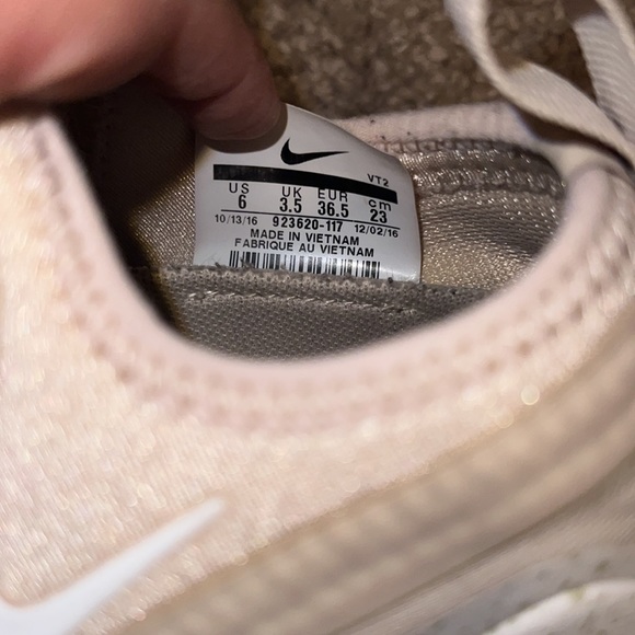 Nike shoes - Picture 4 of 5
